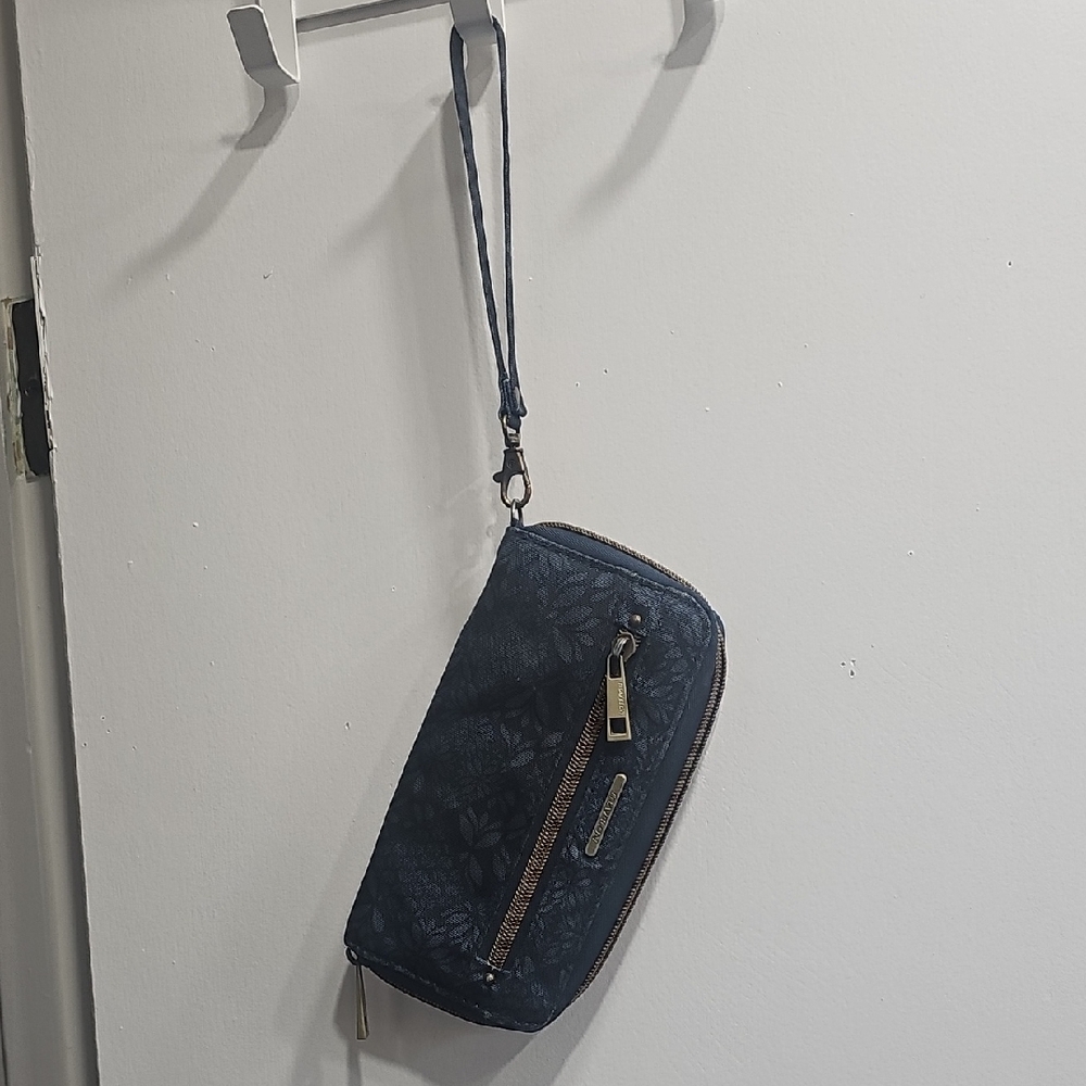 🌱 Travelon Dark Blue Leaf Pattern Wristlet